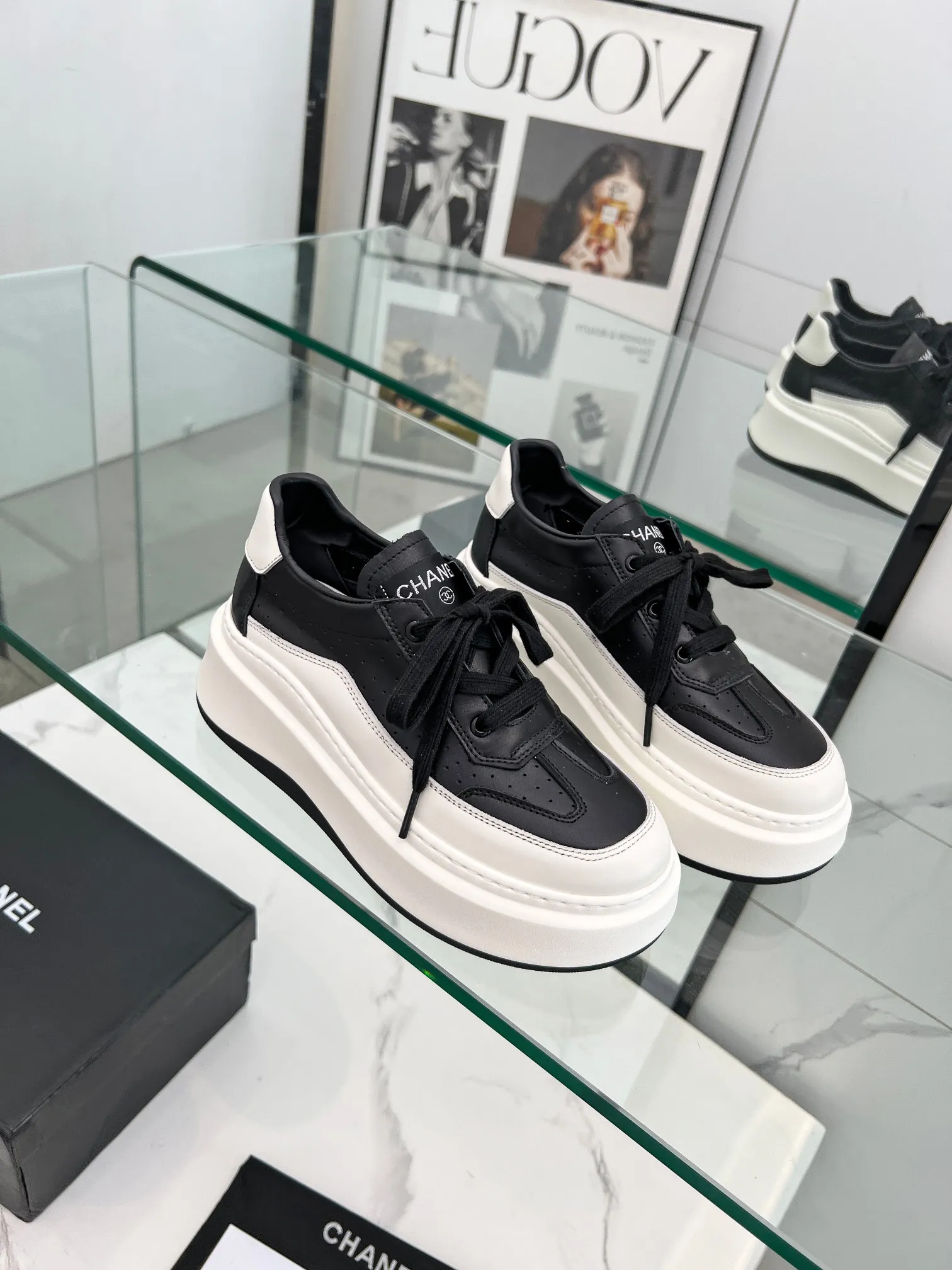 👟👟Ex-factory price 540👟👟 Super popular Chanel Chanel 2024 new casual sports shoes and sneakers. Hard to find at the counter. Super beautiful color. Very versatile. Super comfortable. Full of small fragrance. Classic, durable and versatile. The upper is made of spliced materials, real cowhide, sheepskin lining, original pU+Tpa sole, good resilience. Wear light, white, white and black, white and yellow code number: 35-40